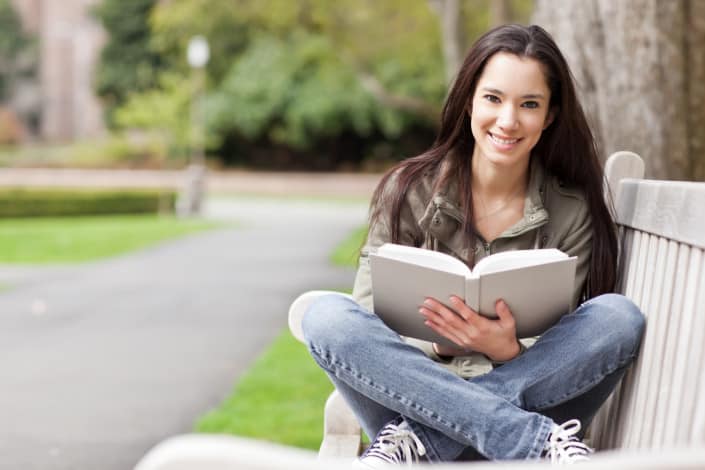 Etudiante Etudiante souriante préparant un examen